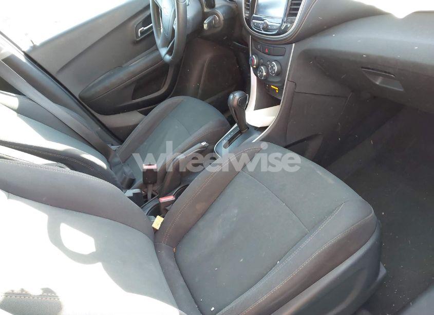 Photo 5 of 2017 Chevrolet Trax LS (VIN 3GNCJKSB9HL227438)
