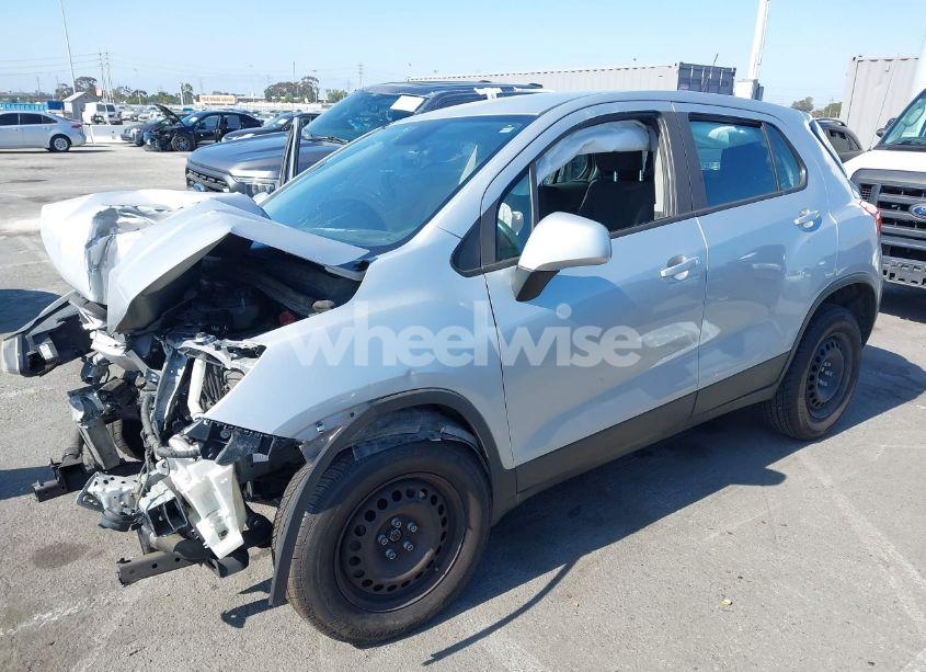 Photo 2 of 2017 Chevrolet Trax LS (VIN 3GNCJKSB9HL274839)