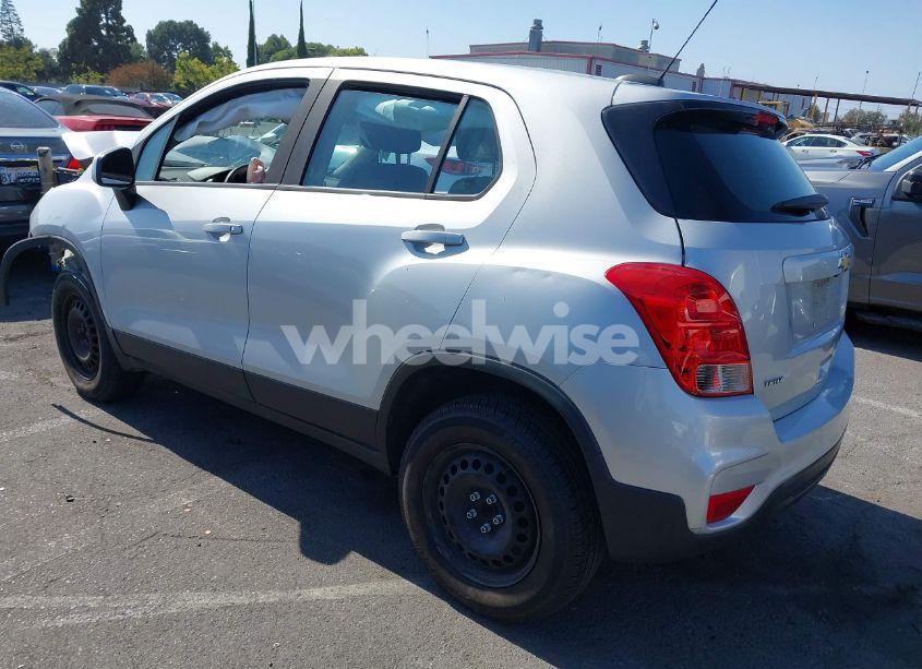 Photo 3 of 2017 Chevrolet Trax LS (VIN 3GNCJKSB9HL274839)