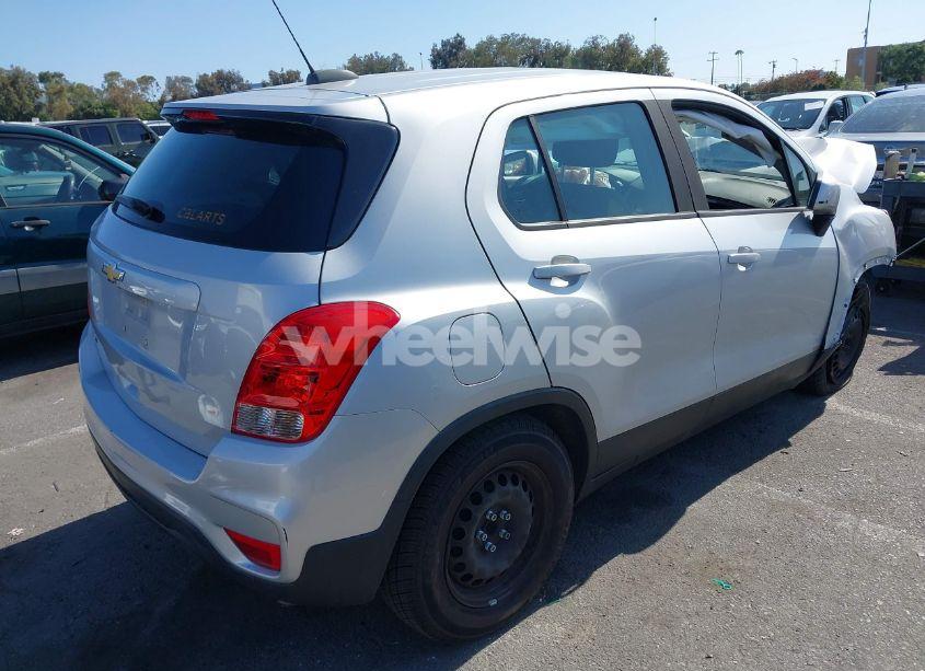 Photo 4 of 2017 Chevrolet Trax LS (VIN 3GNCJKSB9HL274839)