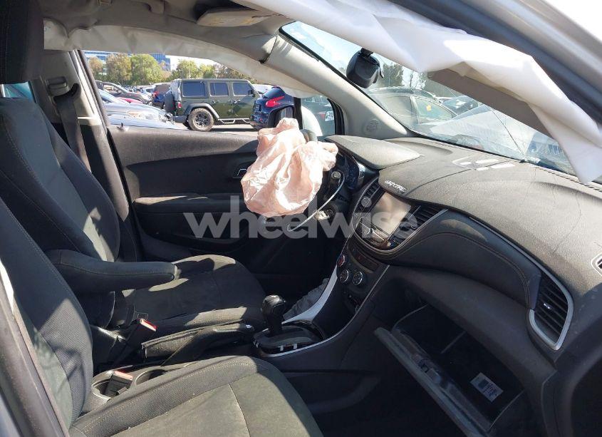 Photo 5 of 2017 Chevrolet Trax LS (VIN 3GNCJKSB9HL274839)