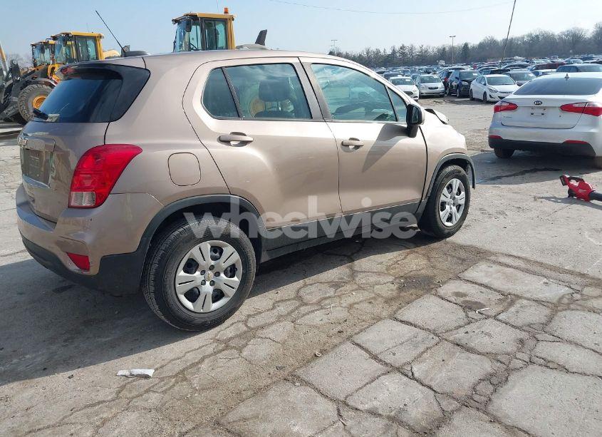 Photo 4 of 2018 Chevrolet Trax LS (VIN 3GNCJKSB9JL204084)