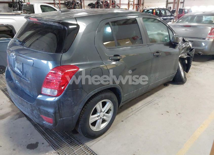 Photo 4 of 2019 Chevrolet Trax LS (VIN 3GNCJKSB9KL318944)