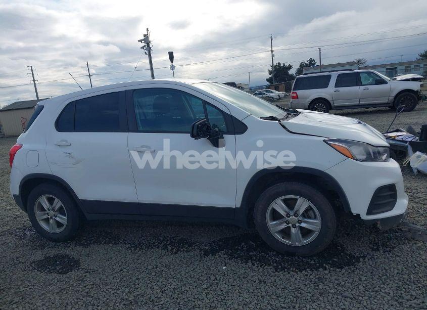 Photo 14 of 2019 Chevrolet Trax LS (VIN 3GNCJKSB9KL357789)