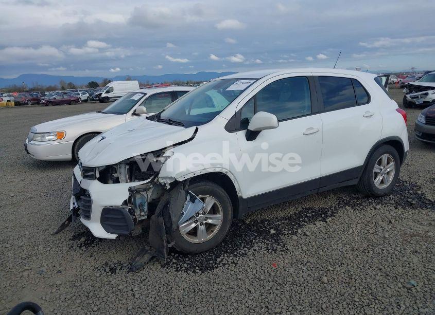 Photo 2 of 2019 Chevrolet Trax LS (VIN 3GNCJKSB9KL357789)
