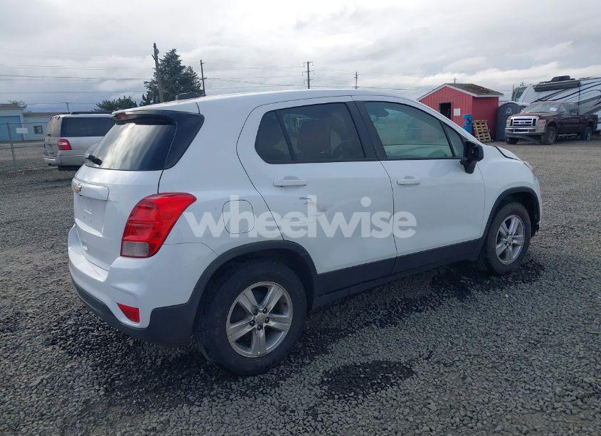 Photo 4 of 2019 Chevrolet Trax LS (VIN 3GNCJKSB9KL357789)