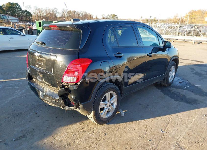 Photo 4 of 2019 Chevrolet Trax LS (VIN 3GNCJKSB9KL390212)