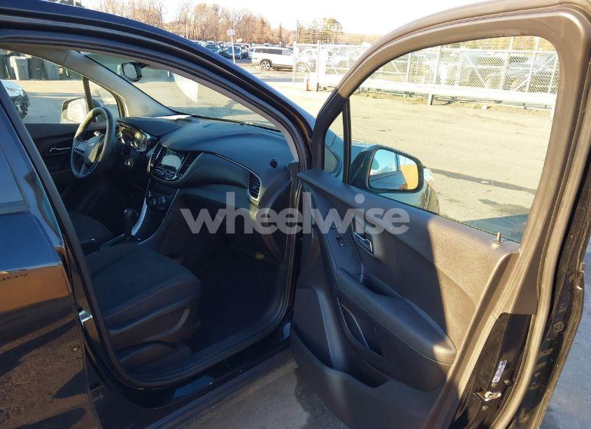 Photo 5 of 2019 Chevrolet Trax LS (VIN 3GNCJKSB9KL390212)