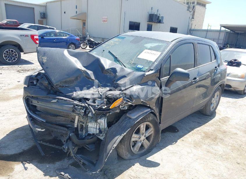 Photo 2 of 2019 Chevrolet Trax LS (VIN 3GNCJKSB9KL405078)