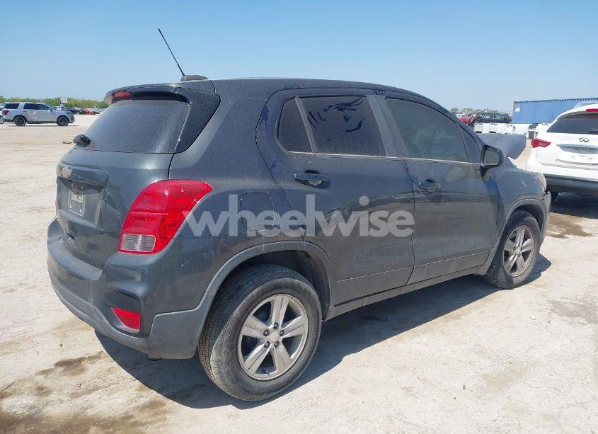Photo 4 of 2019 Chevrolet Trax LS (VIN 3GNCJKSB9KL405078)