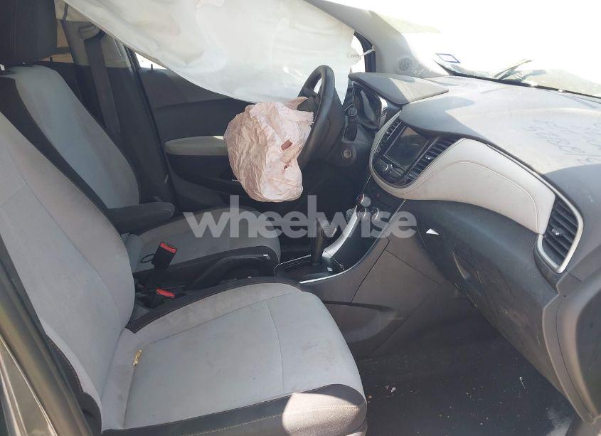 Photo 5 of 2019 Chevrolet Trax LS (VIN 3GNCJKSB9KL405078)