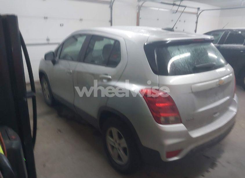 Photo 3 of 2020 Chevrolet Trax FWD LS (VIN 3GNCJKSB9LL121922)