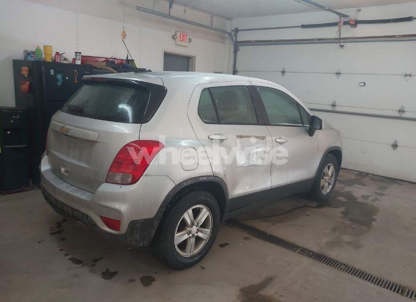 Photo 4 of 2020 Chevrolet Trax FWD LS (VIN 3GNCJKSB9LL121922)