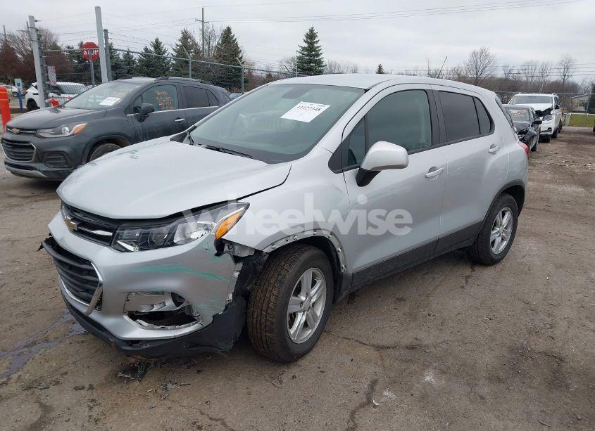 Photo 2 of 2020 Chevrolet Trax FWD LS (VIN 3GNCJKSB9LL133942)
