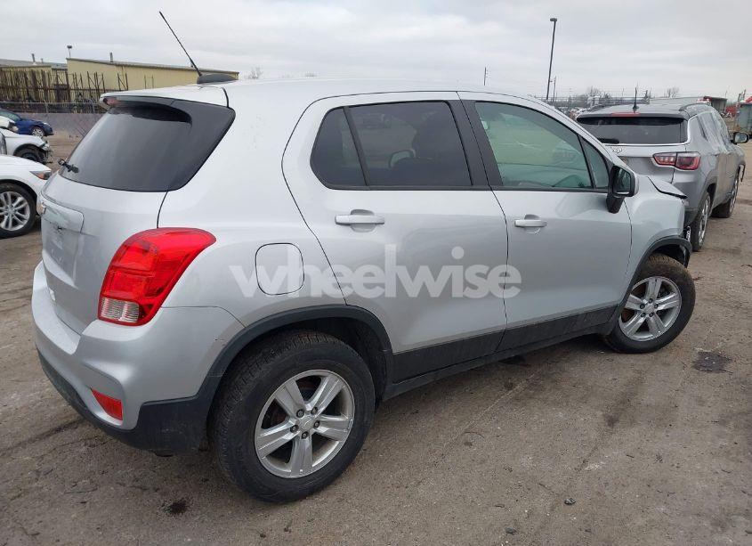 Photo 4 of 2020 Chevrolet Trax FWD LS (VIN 3GNCJKSB9LL133942)
