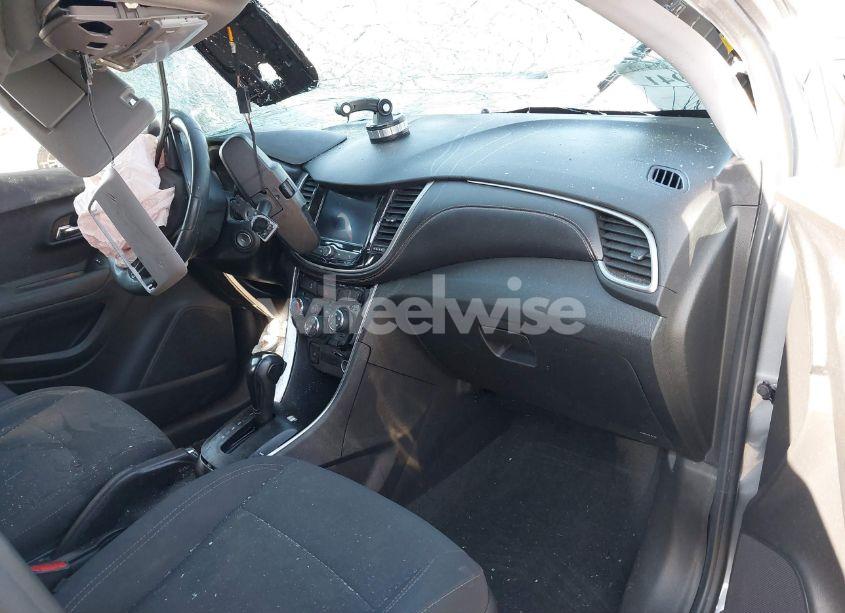 Photo 5 of 2020 Chevrolet Trax FWD LS (VIN 3GNCJKSB9LL146139)