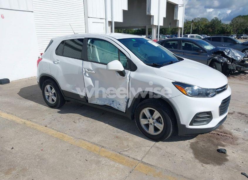 2020 Chevrolet Trax FWD LS (VIN 3GNCJKSB9LL155942) main photo