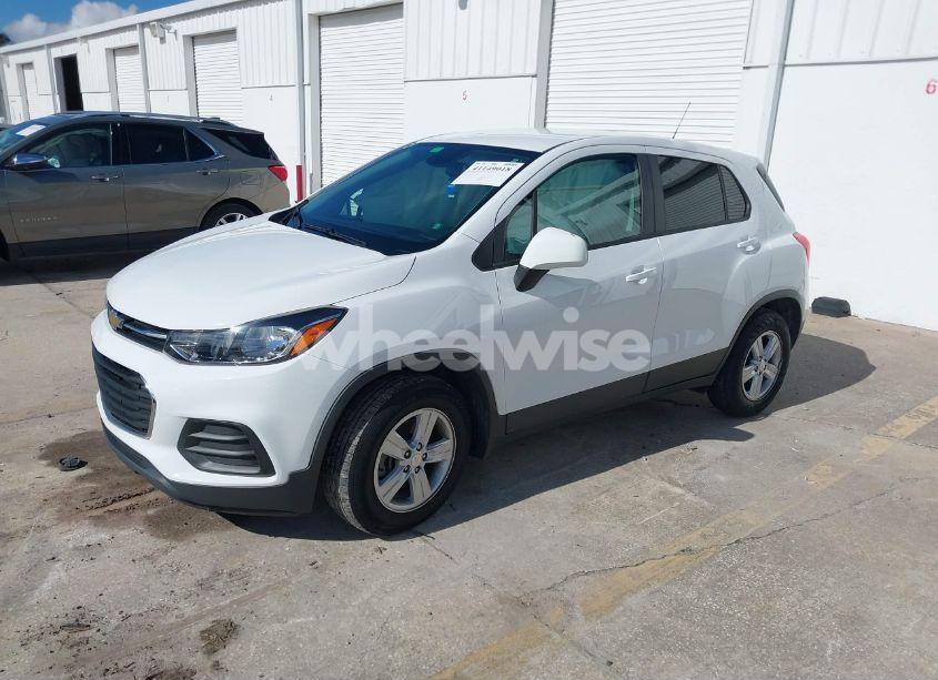 Photo 2 of 2020 Chevrolet Trax FWD LS (VIN 3GNCJKSB9LL155942)