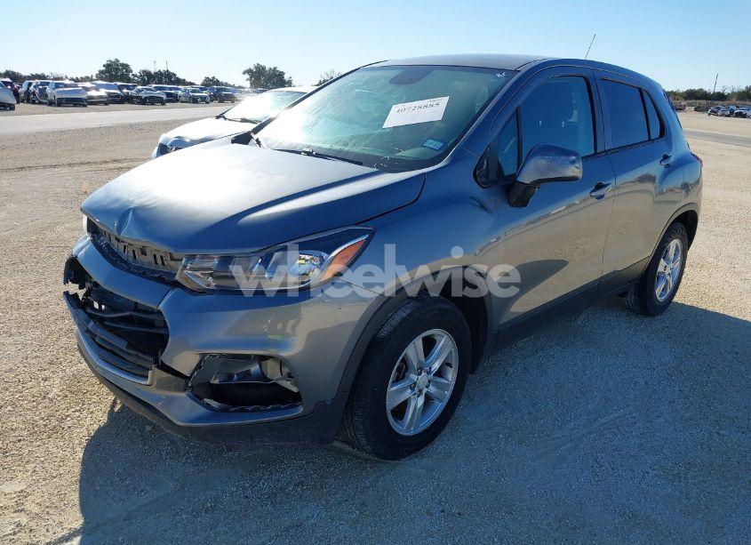 Photo 2 of 2020 Chevrolet Trax FWD LS (VIN 3GNCJKSB9LL215928)