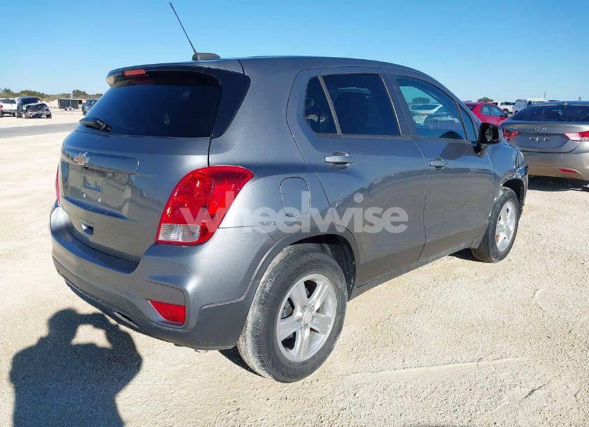 Photo 4 of 2020 Chevrolet Trax FWD LS (VIN 3GNCJKSB9LL215928)