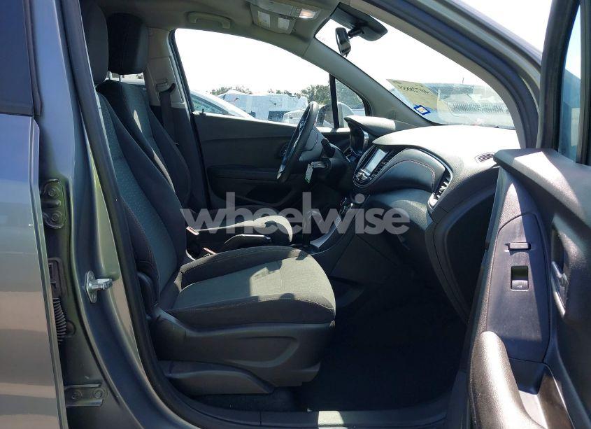 Photo 5 of 2020 Chevrolet Trax FWD LS (VIN 3GNCJKSB9LL215928)