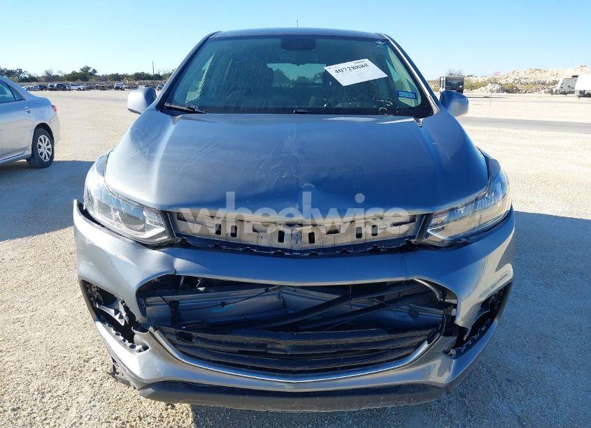 Photo 6 of 2020 Chevrolet Trax FWD LS (VIN 3GNCJKSB9LL215928)