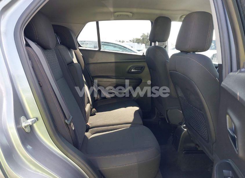 Photo 8 of 2020 Chevrolet Trax FWD LS (VIN 3GNCJKSB9LL215928)