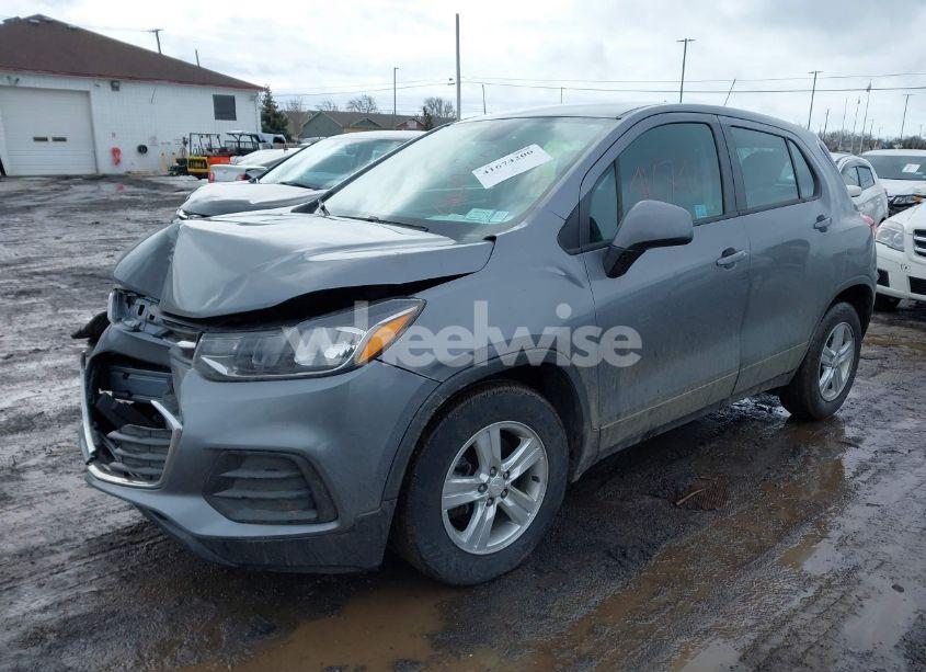 Photo 2 of 2020 Chevrolet Trax FWD LS (VIN 3GNCJKSB9LL307556)