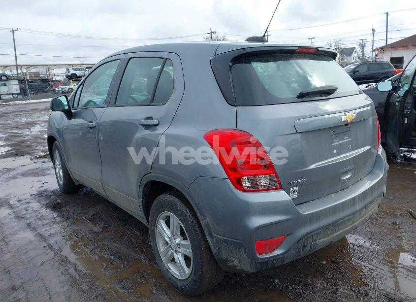 Photo 3 of 2020 Chevrolet Trax FWD LS (VIN 3GNCJKSB9LL307556)