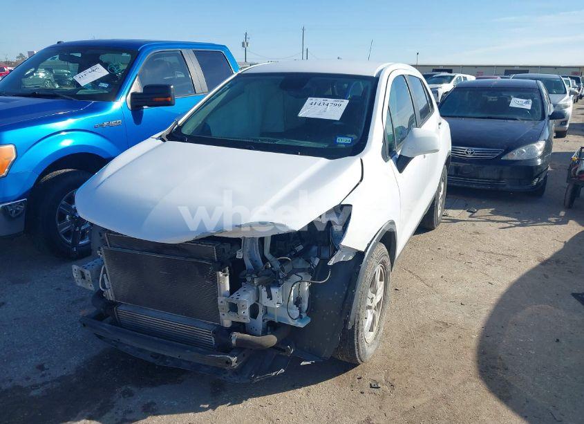 Photo 2 of 2020 Chevrolet Trax FWD LS (VIN 3GNCJKSB9LL311493)