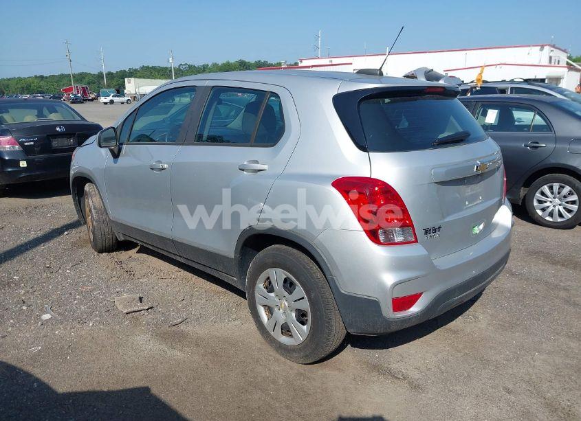 Photo 3 of 2017 Chevrolet Trax LS (VIN 3GNCJKSBXHL204167)