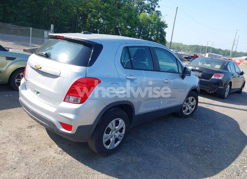 Photo 4 of 2017 Chevrolet Trax LS (VIN 3GNCJKSBXHL204167)