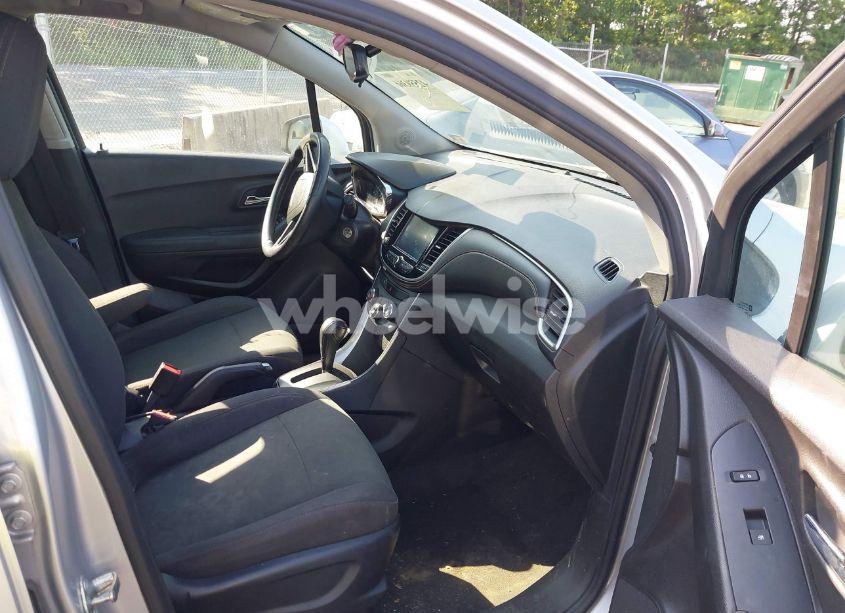 Photo 5 of 2017 Chevrolet Trax LS (VIN 3GNCJKSBXHL204167)