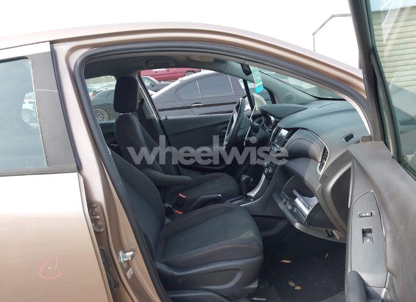 Photo 5 of 2019 Chevrolet Trax LS (VIN 3GNCJKSBXKL122124)