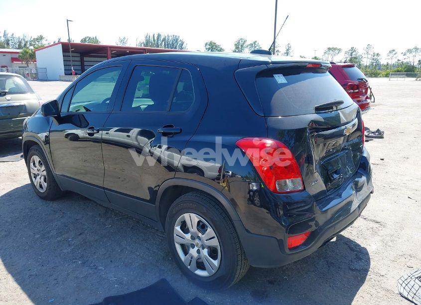 Photo 3 of 2019 Chevrolet Trax LS (VIN 3GNCJKSBXKL164776)