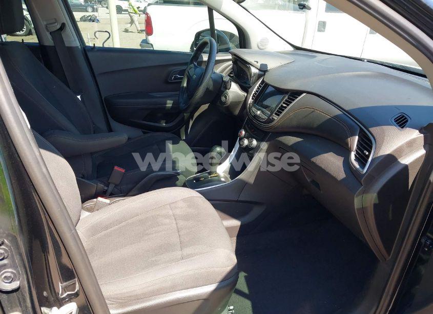 Photo 5 of 2019 Chevrolet Trax LS (VIN 3GNCJKSBXKL164776)