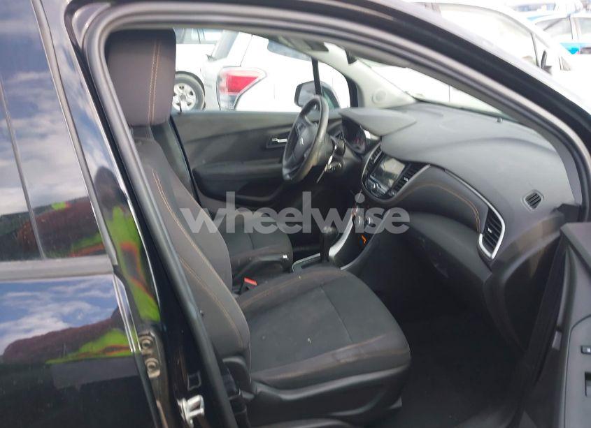 Photo 5 of 2019 Chevrolet Trax LS (VIN 3GNCJKSBXKL182680)