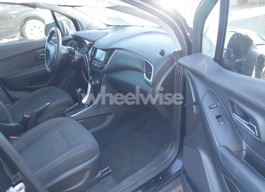 Photo 5 of 2020 Chevrolet Trax FWD LS (VIN 3GNCJKSBXLL180736)