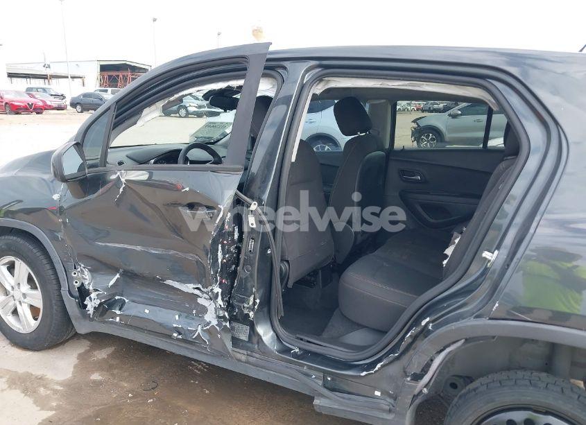 Photo 6 of 2020 Chevrolet Trax FWD LS (VIN 3GNCJKSBXLL198895)