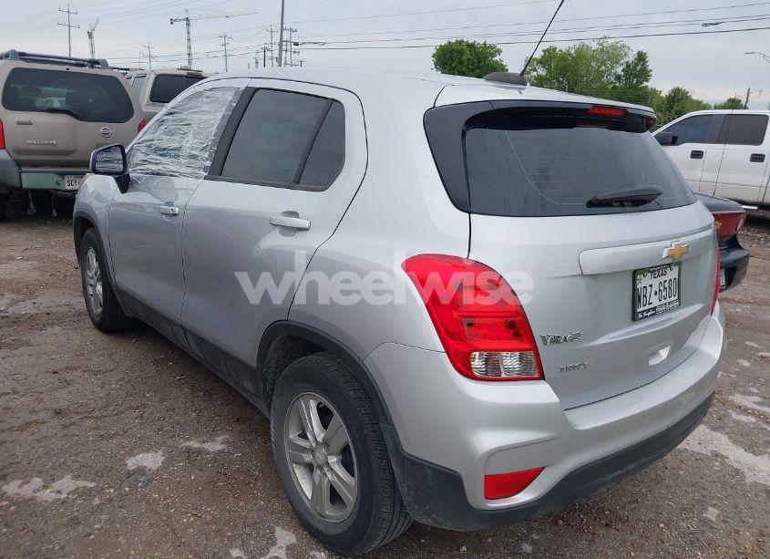 Photo 3 of 2020 Chevrolet Trax FWD LS (VIN 3GNCJKSBXLL202265)