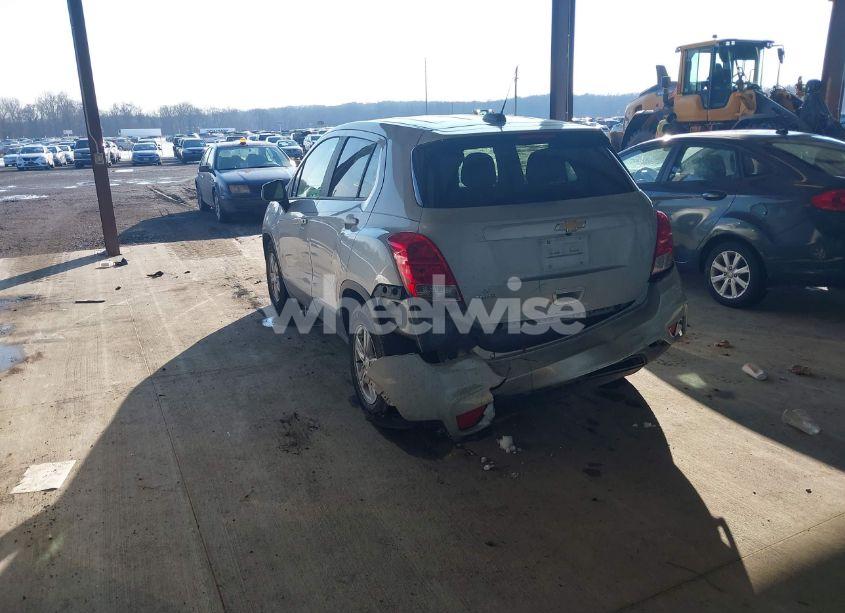 Photo 3 of 2020 Chevrolet Trax FWD LS (VIN 3GNCJKSBXLL206798)