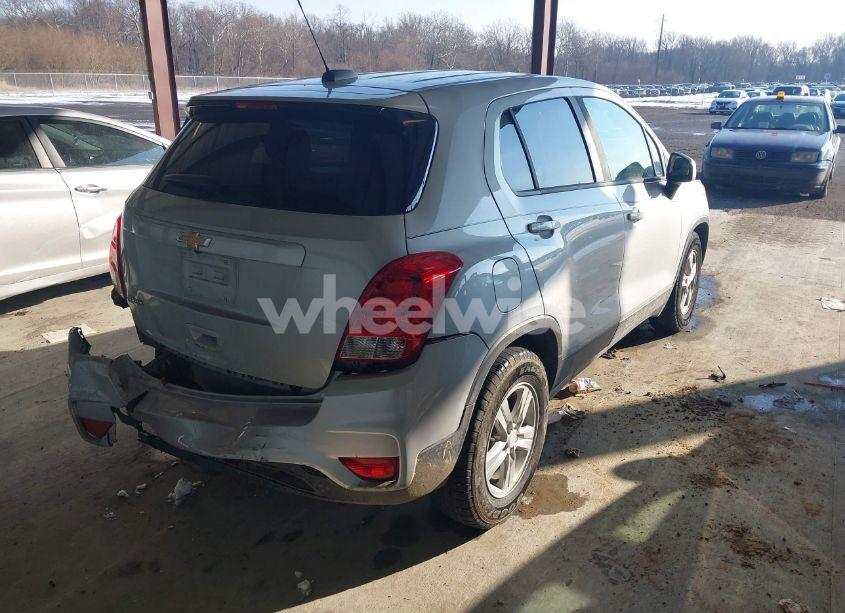 Photo 4 of 2020 Chevrolet Trax FWD LS (VIN 3GNCJKSBXLL206798)