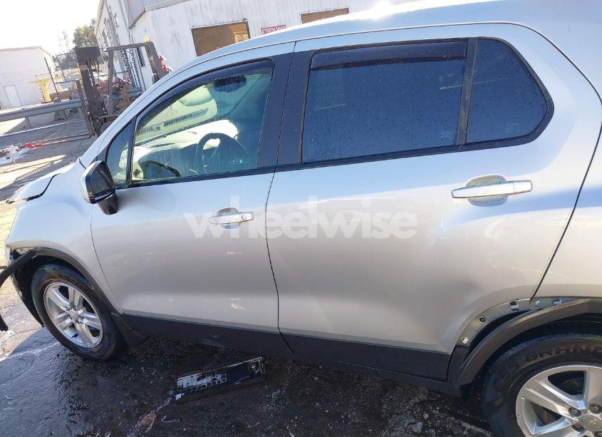 Photo 14 of 2020 Chevrolet Trax FWD LS (VIN 3GNCJKSBXLL209698)