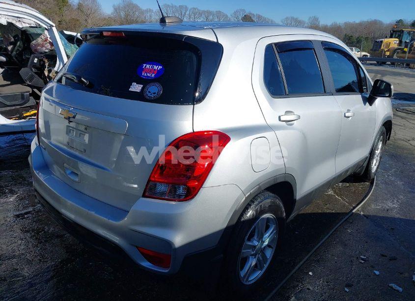 Photo 4 of 2020 Chevrolet Trax FWD LS (VIN 3GNCJKSBXLL209698)