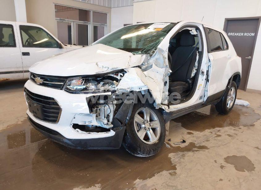 Photo 2 of 2020 Chevrolet Trax FWD LS (VIN 3GNCJKSBXLL284451)