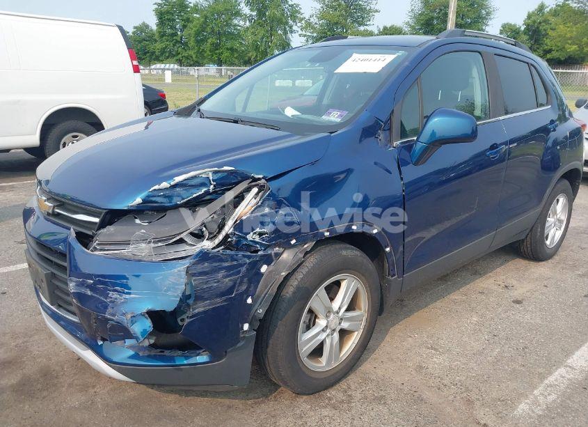 Photo 2 of 2020 Chevrolet Trax FWD LT (VIN 3GNCJLSB0LL132779)