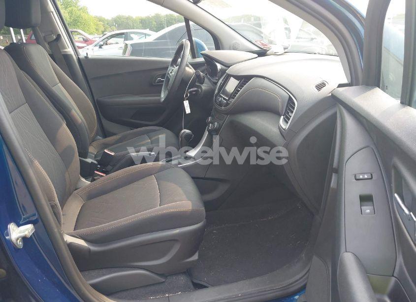Photo 5 of 2020 Chevrolet Trax FWD LT (VIN 3GNCJLSB0LL132779)