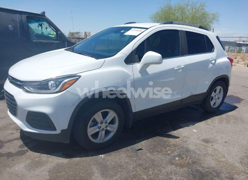 Photo 2 of 2020 Chevrolet Trax FWD LT (VIN 3GNCJLSB0LL215581)
