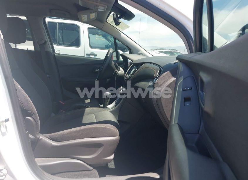 Photo 5 of 2020 Chevrolet Trax FWD LT (VIN 3GNCJLSB0LL215581)