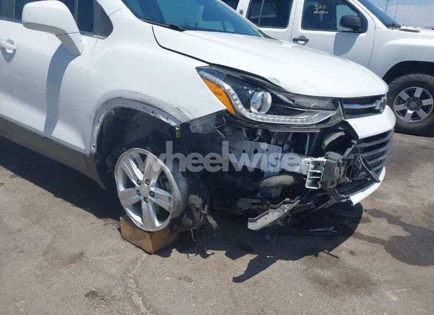 Photo 6 of 2020 Chevrolet Trax FWD LT (VIN 3GNCJLSB0LL215581)